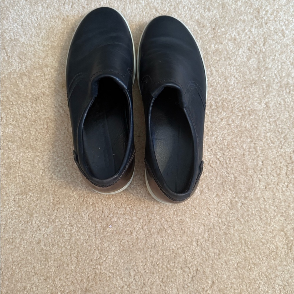 Women’s Ecco  Black leather Slip-On Shoes. Good condition and comfy.